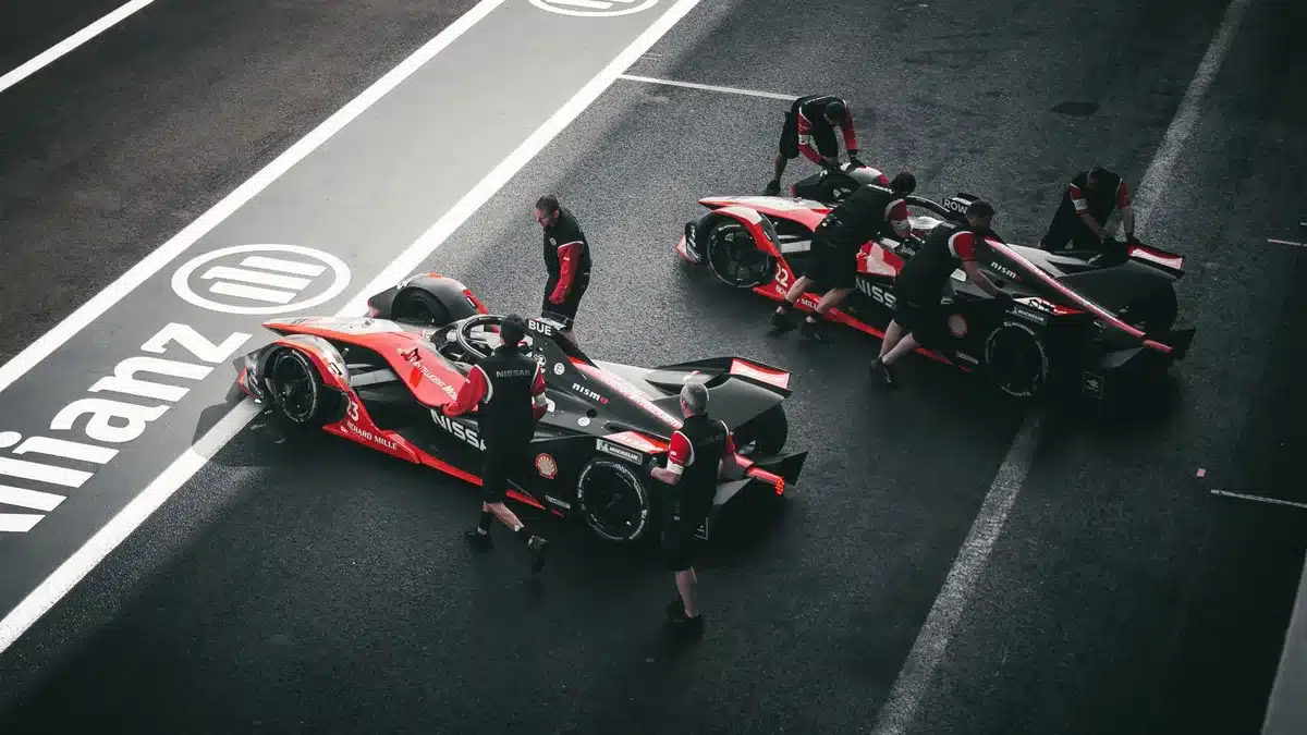 Pit crew di una scuderia di Formula 1 durante un cambio gomme velocissimo
