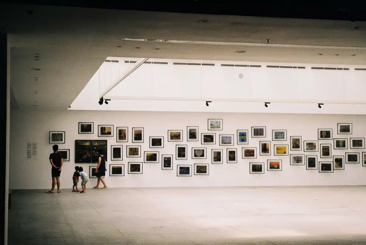 Interno di museo d'arte moderna con opere fotografiche esposte su pareti bianche, allestimento contemporaneo