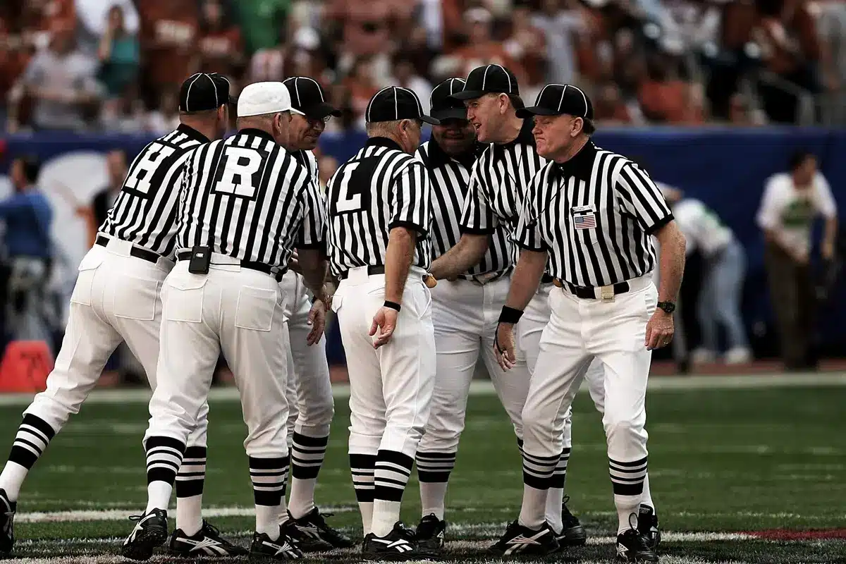 Arbitro che spiega una decisione durante una partita di calcio
