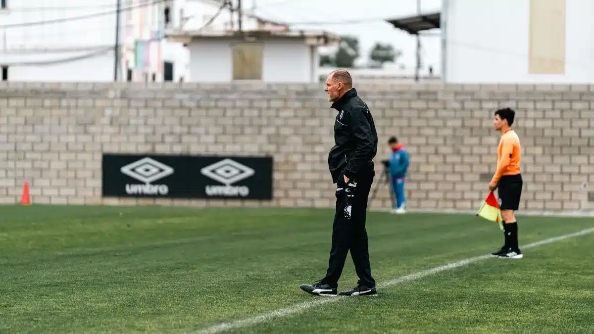 Allenatore che analizza strategie tattiche durante l'allenamento