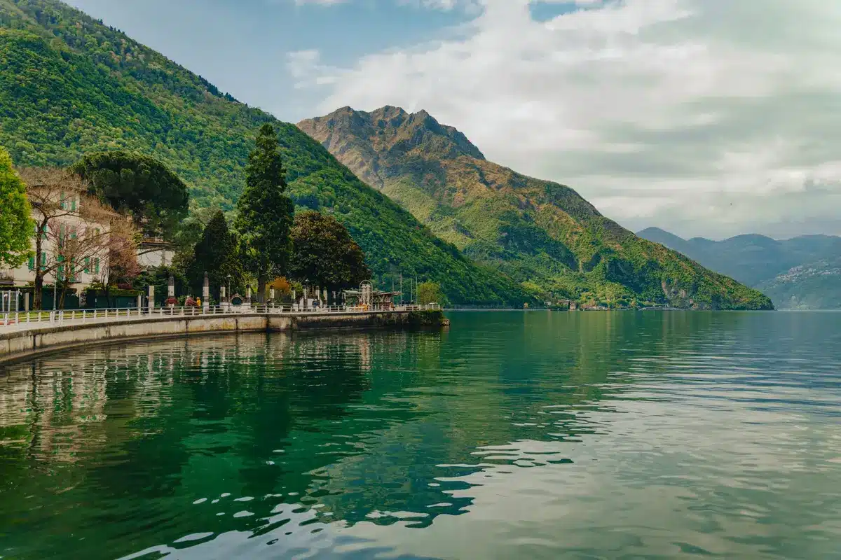 Lago d'Iseo circondato da montagne prealpine con riflessi sull'acqua calma