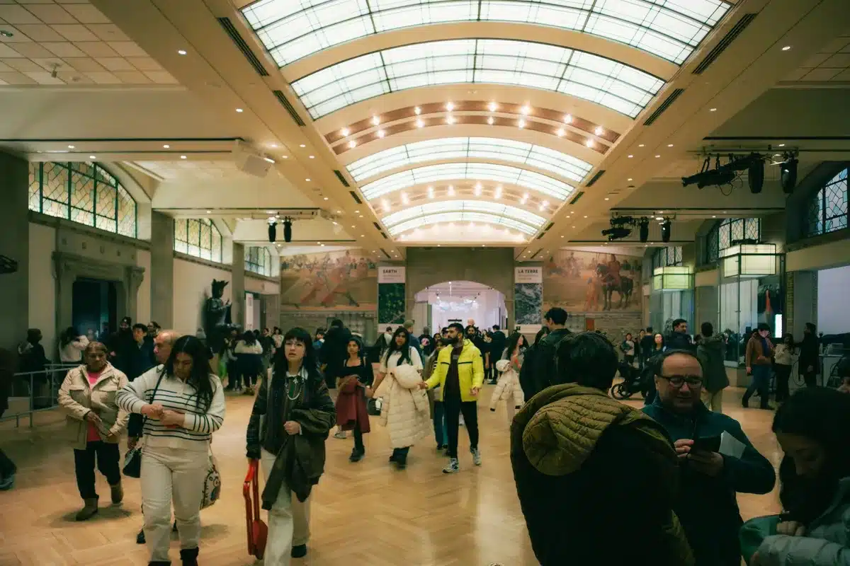 Visitatori in una galleria d'arte durante un'esposizione culturale