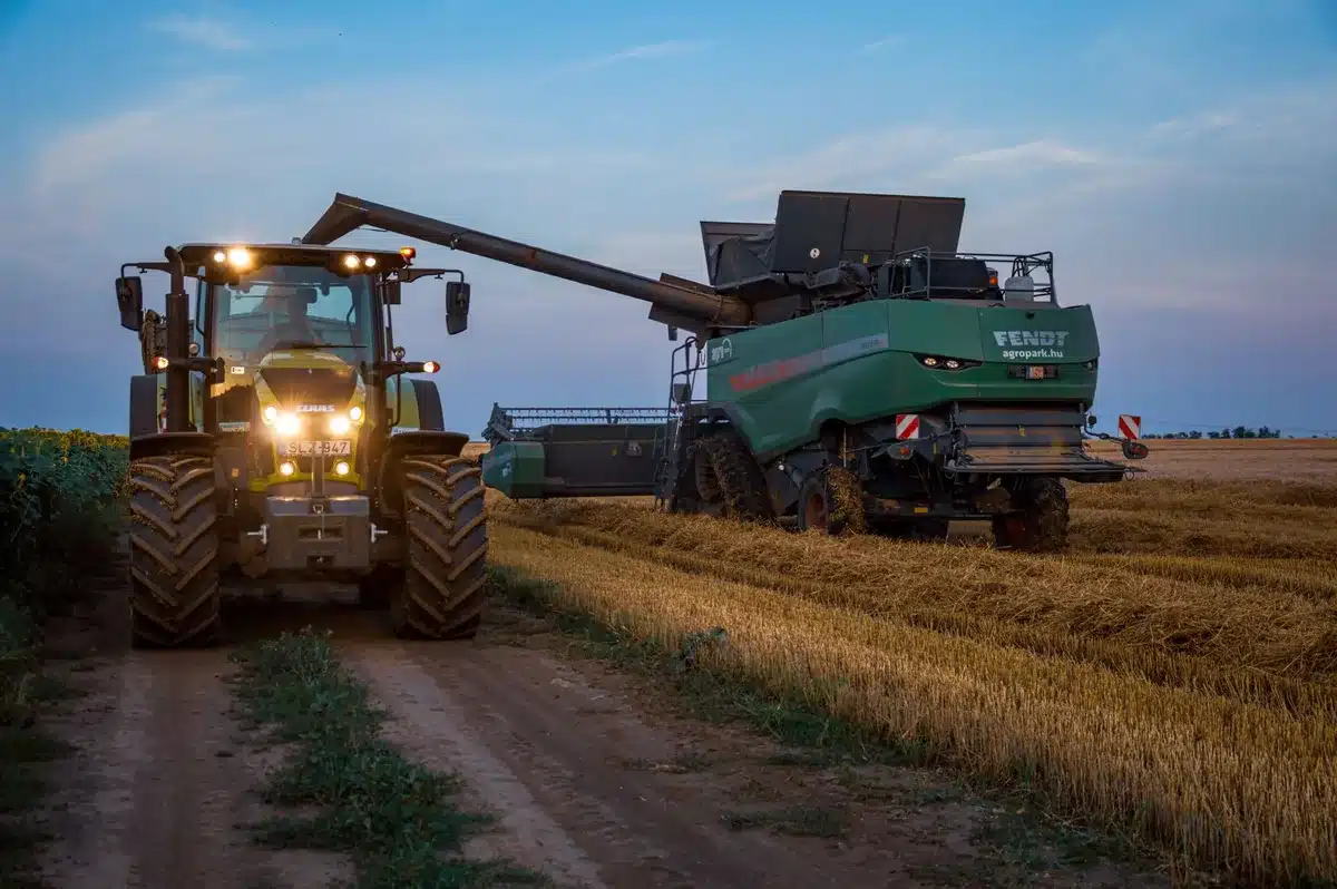 Illuminazione LED su trattore agricolo durante la raccolta notturna