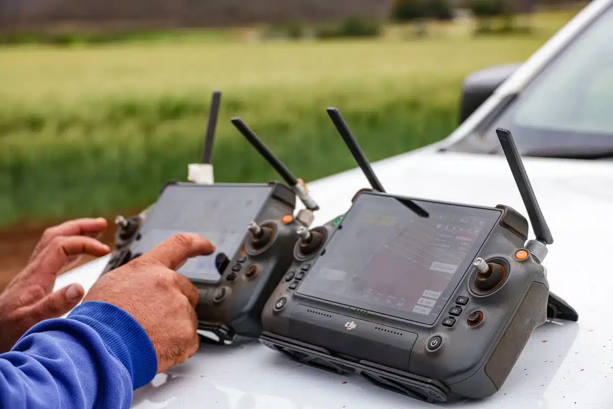 Drone con sensori che monitora il campo per valutare la maturazione delle piante