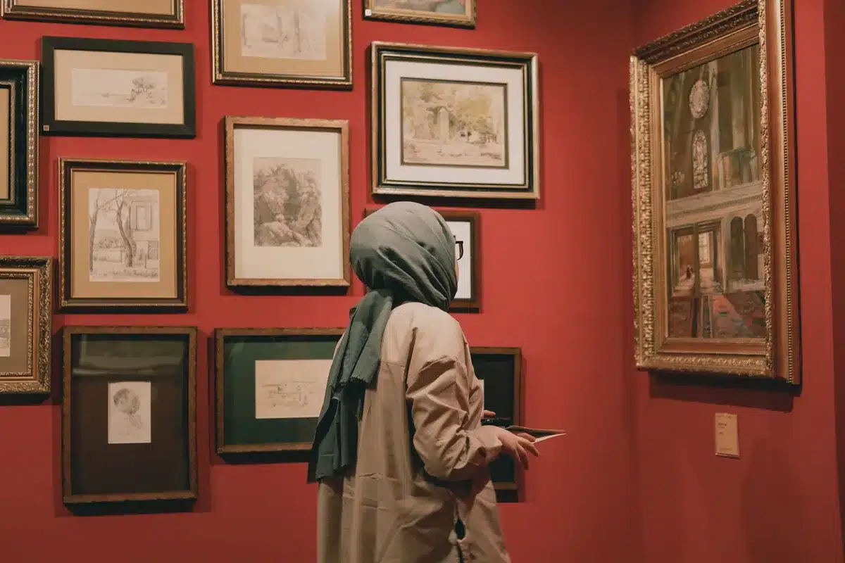 Storico dell'arte esamina e cataloga un'opera d'arte in museo