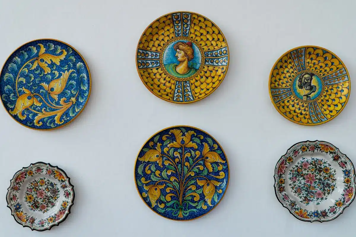 Interno di museo siciliano con opere d'arte e allestimenti