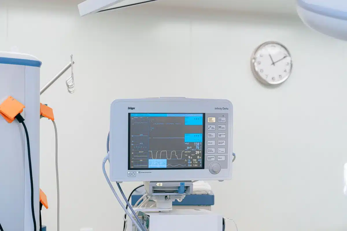 Paziente in letto d'ospedale con attrezzature di monitoraggio, simbolo di ripresa clinica