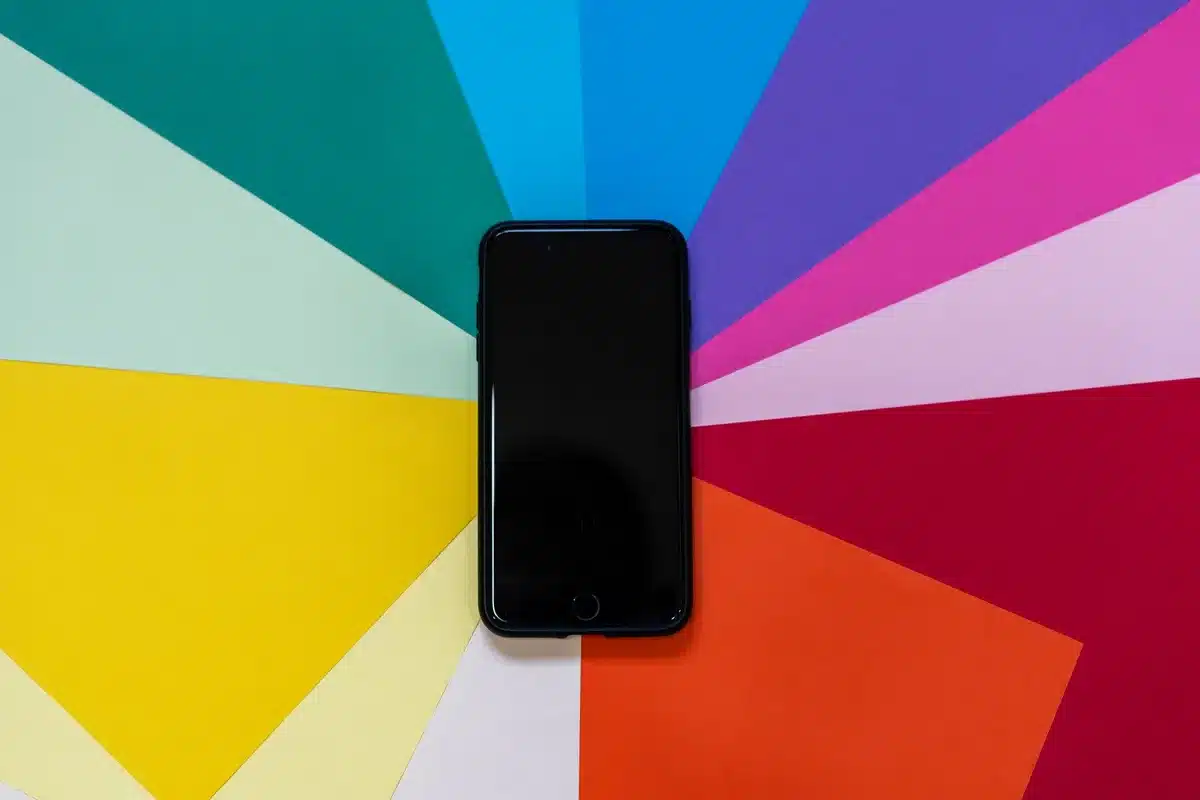 Schermo AMOLED di uno smartphone che mostra colori vividi e contrasto elevato