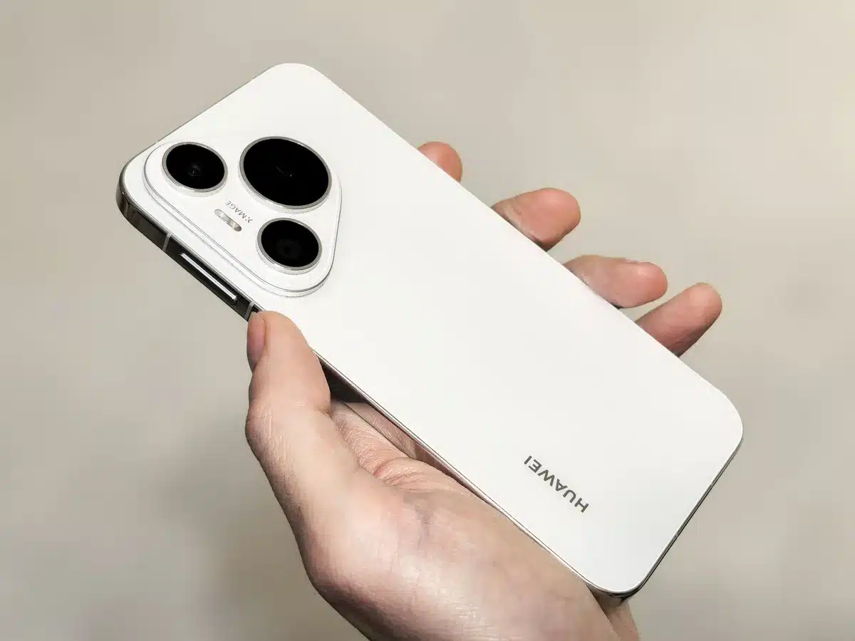 Mani che tengono uno smartphone compatto con design minimalista e finitura opaca