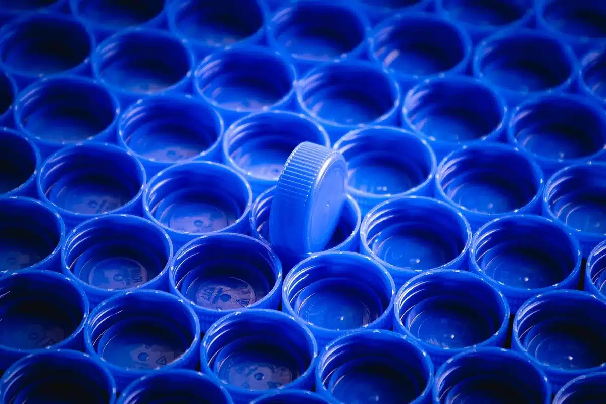 Accumuli di rifiuti plastici in area colpita dal conflitto