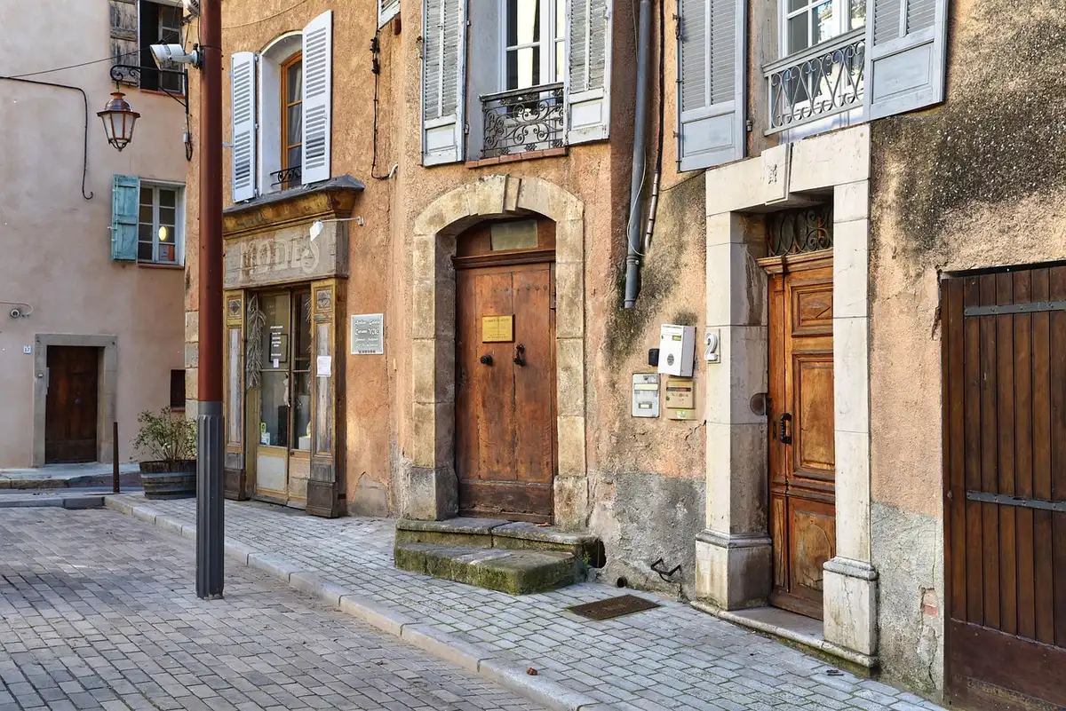 Cantiere di restauro su edificio storico con impalcature esterne