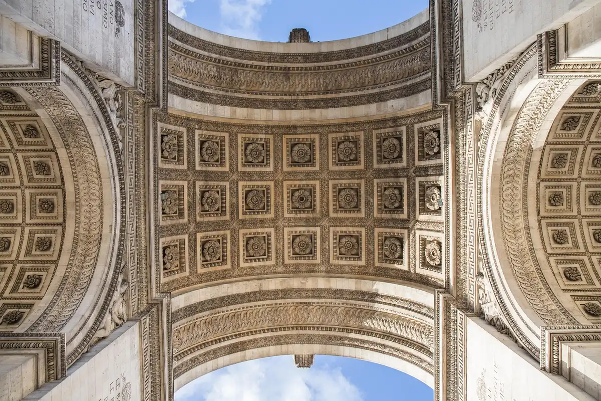 Soffitto dorato intagliato con decorazioni e foglia d'oro