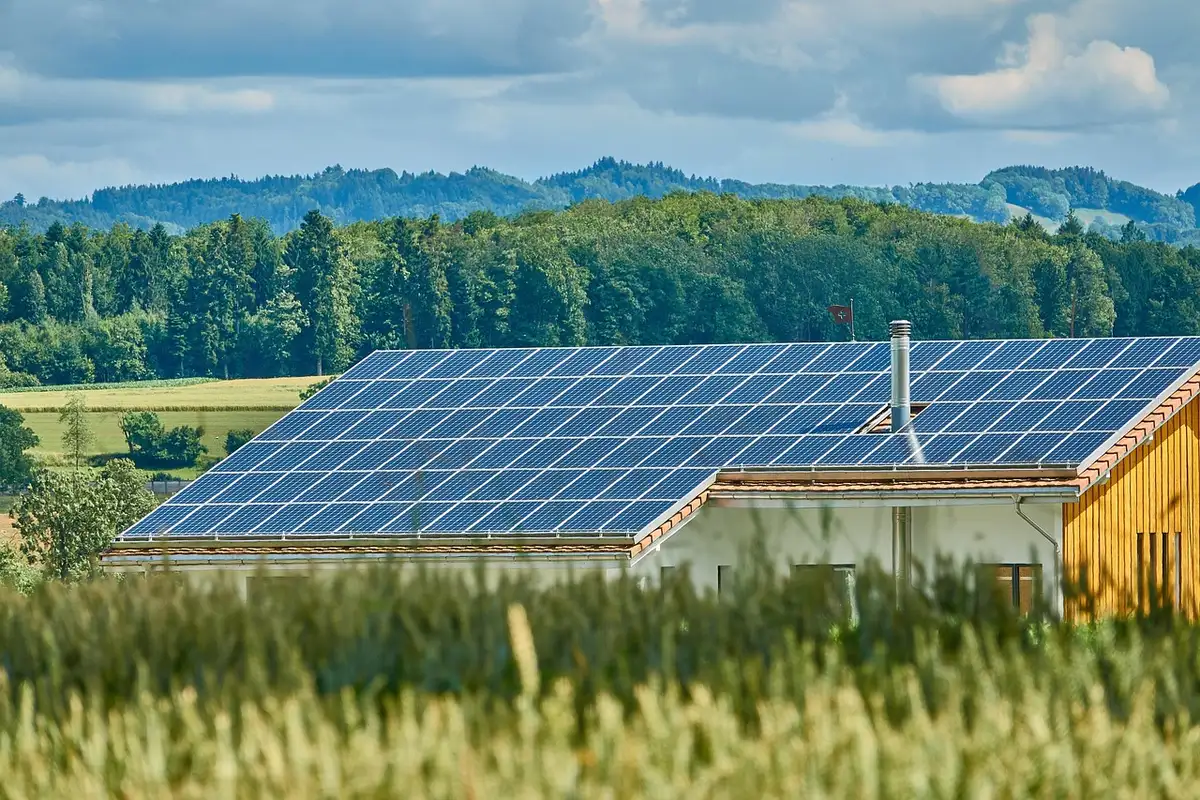 Impianto solare vicino a una cantina e contenitori per raccolta acqua