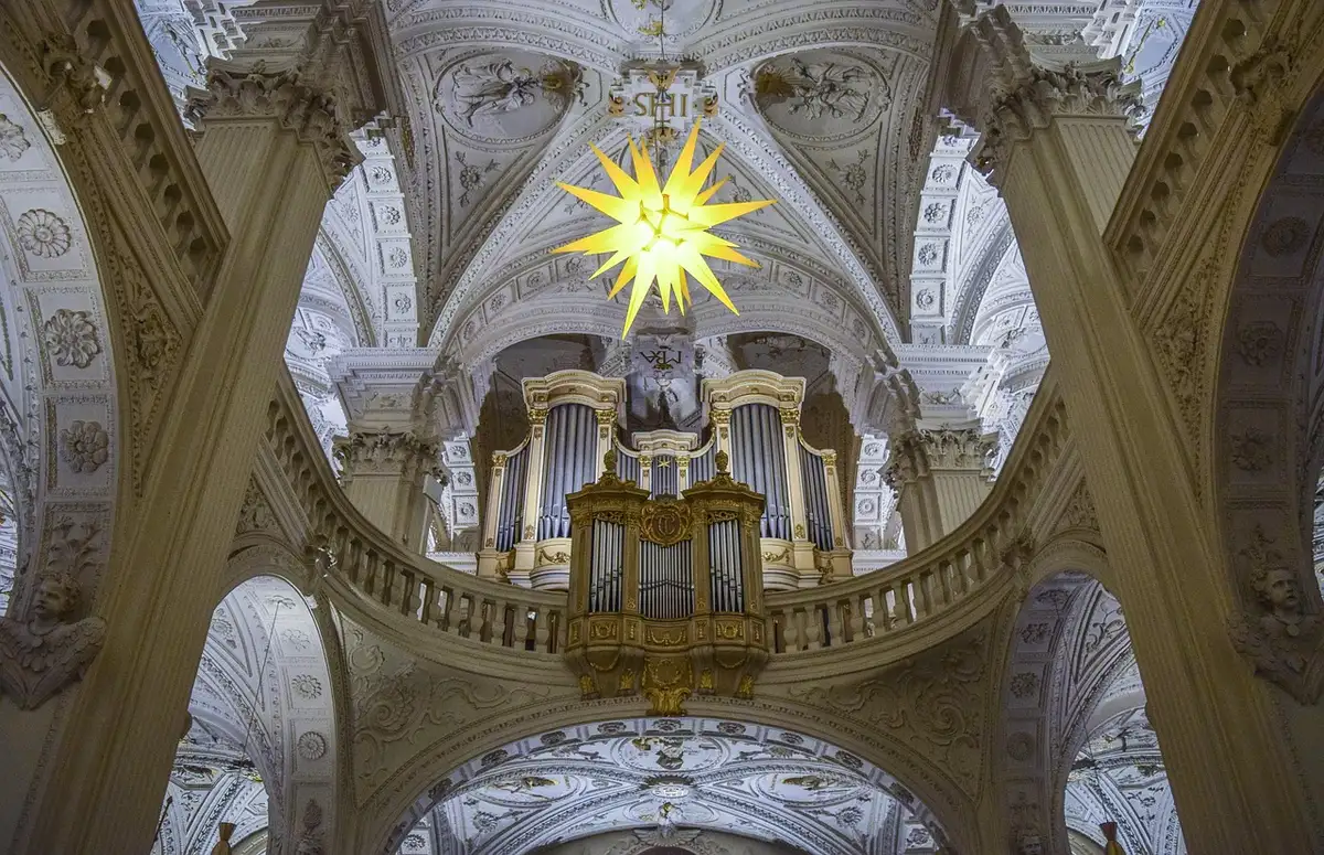 Ingresso della basilica con pubblico e autorità durante una cerimonia di riapertura