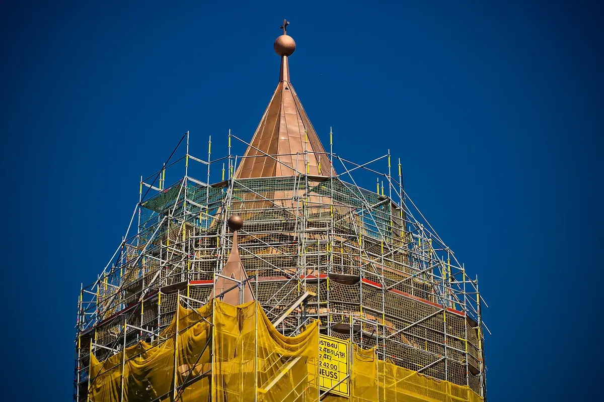 Interno di basilica con cappellone e ponteggi durante il restauro