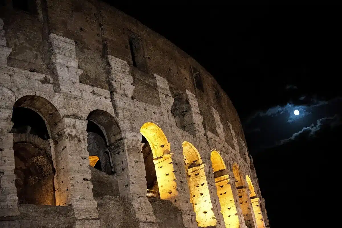 Il Colosseo di Roma illuminato dai colori giallo e azzurro della bandiera ucraina