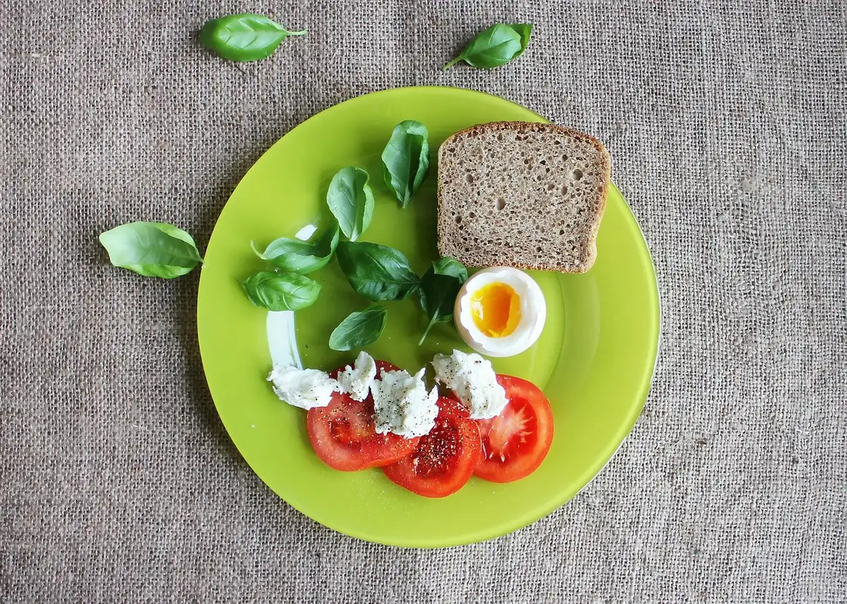 Chef che prepara degustazioni leggere e curate in cucina