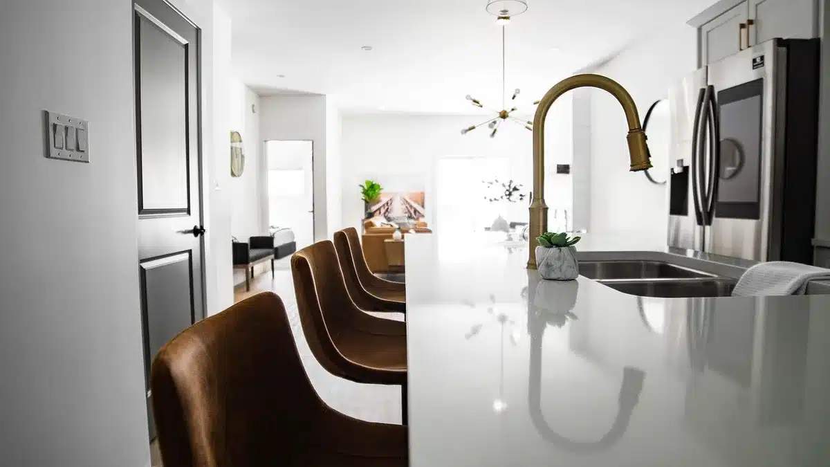 Interno di una casa con quadri e cornici visibili durante vendita immobiliare