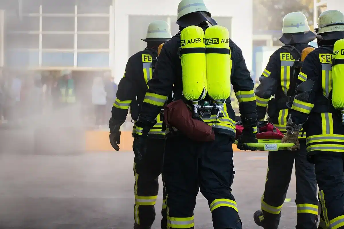 Vigili del fuoco al lavoro in un interno di museo tra fumo e detriti