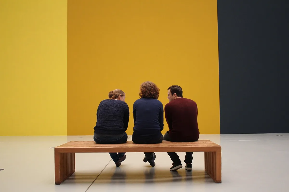 Galleria del museo con pavimento bruciato e arredi danneggiati