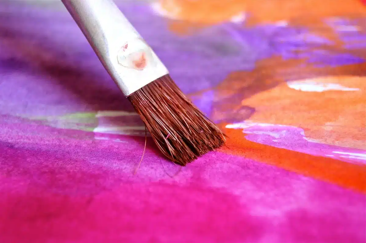 Primo piano di una pittura astratta con spessore materico e texture