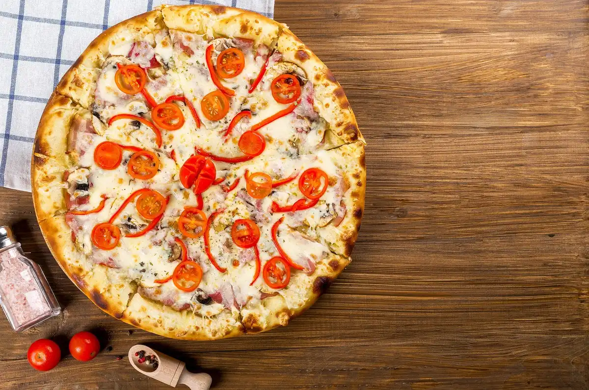 Bambino intento a mangiare un pasto fast food con un giocattolo accanto