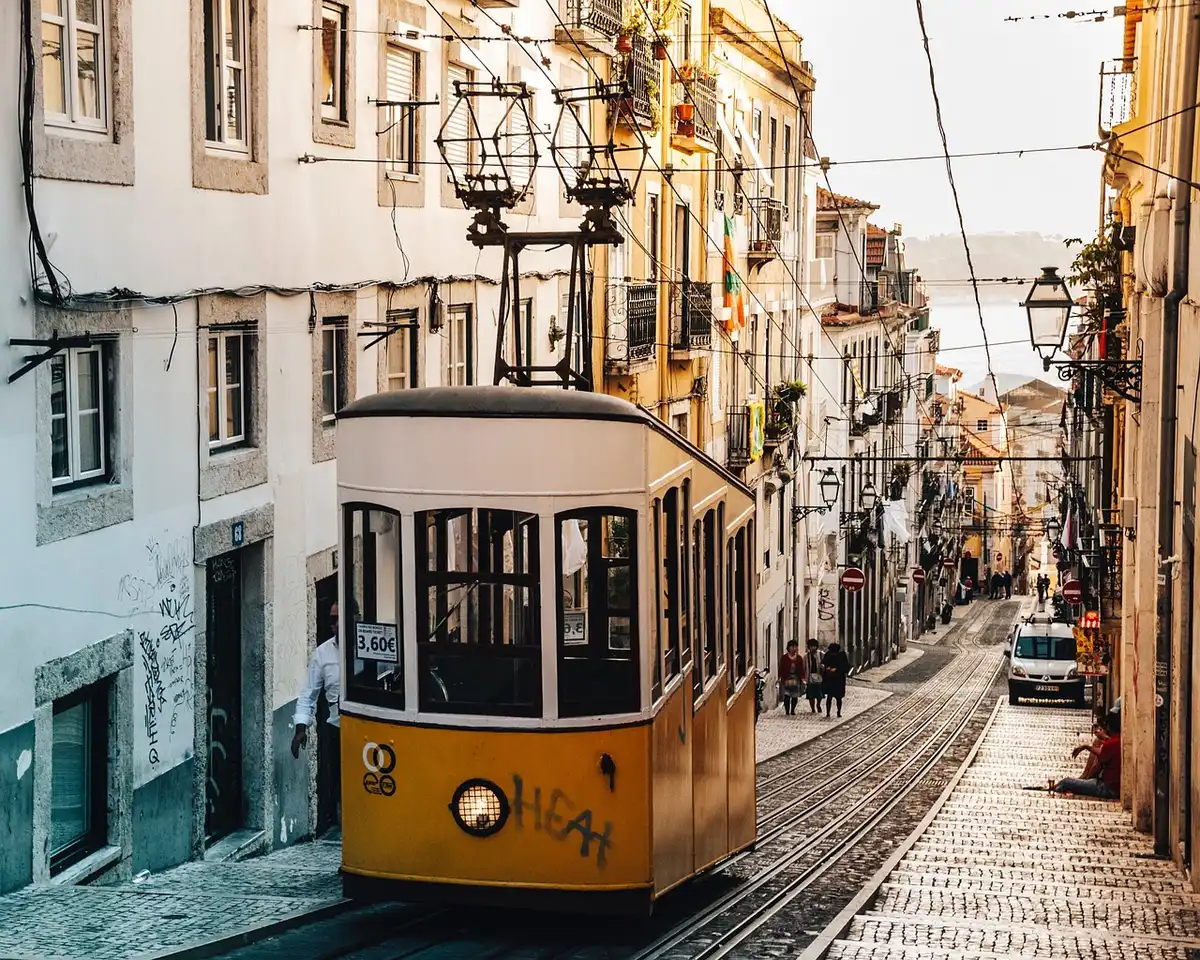 Una tramvia con piste ciclabili e pedoni che illustra trasporto efficiente e sostenibile
