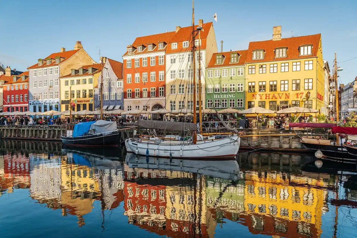 Ciclisti a Copenaghen vicino al waterfront che mostrano mobilit&agrave; sostenibile
