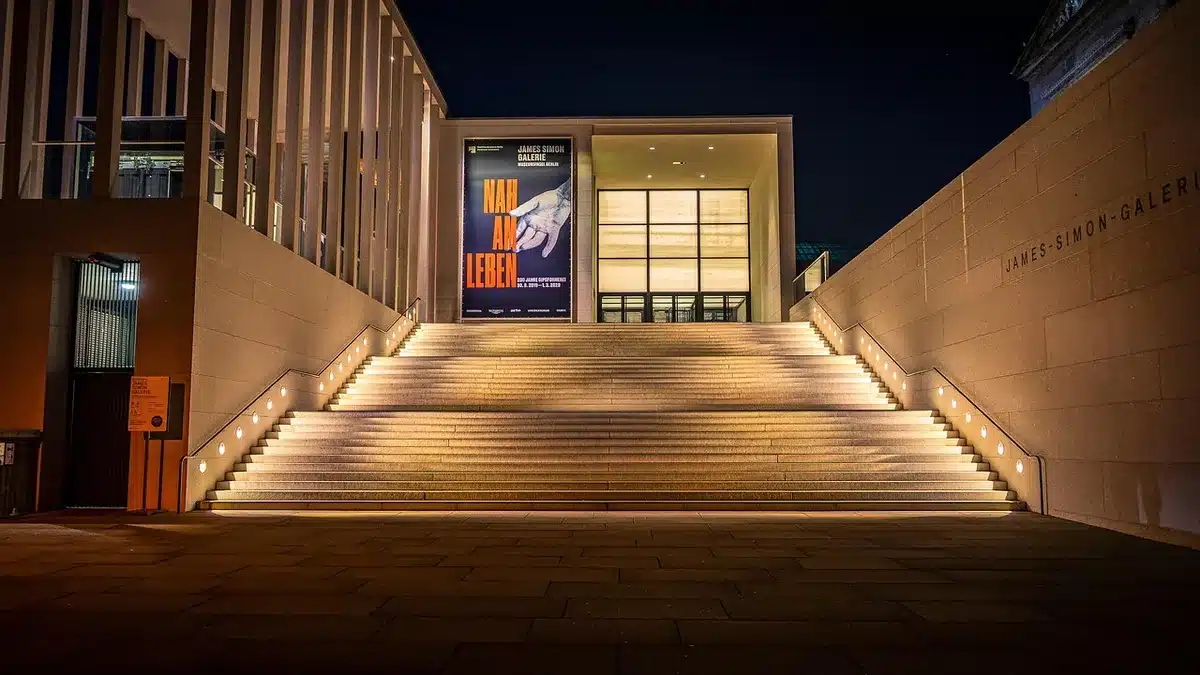 Sala del museo vuota con tele appese e luce fredda all'alba