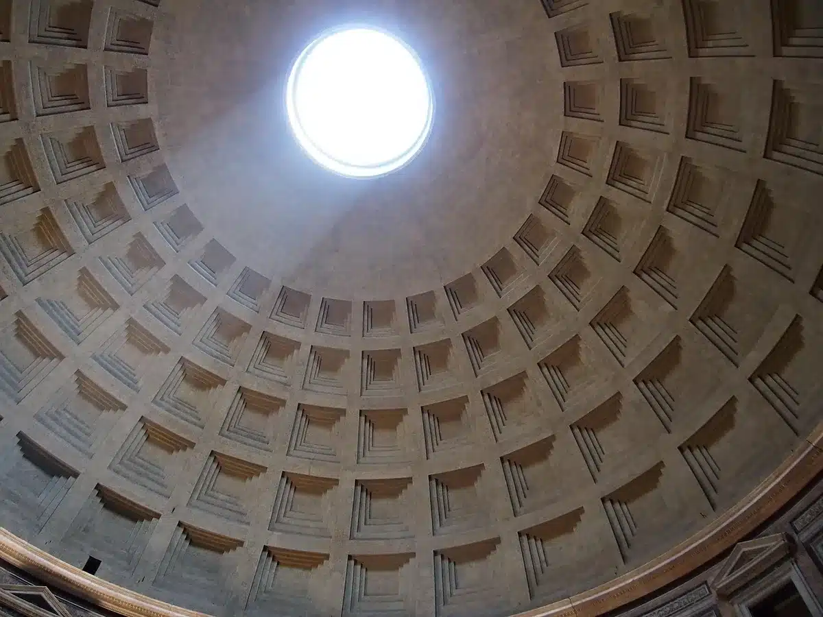 Pedana di scherma all'aperto con strumenti appoggiati e il Pantheon sfocato sullo sfondo