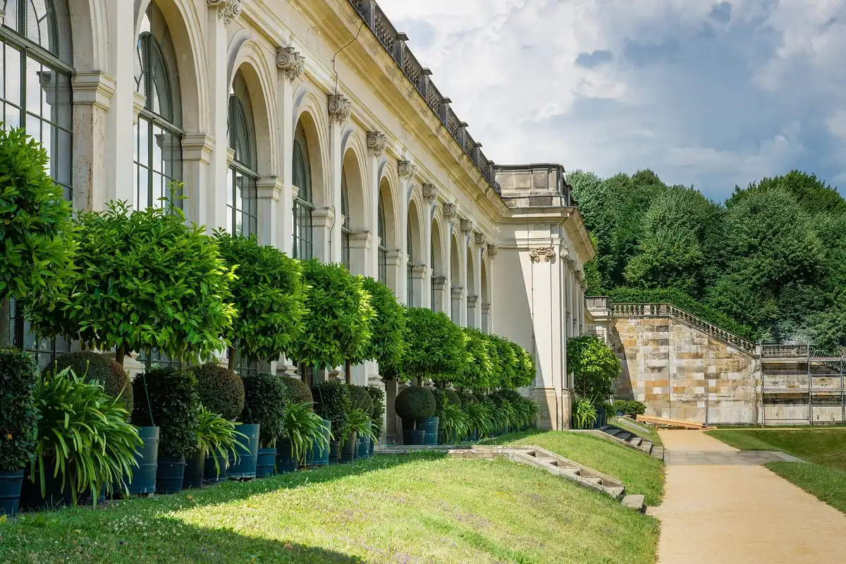 Facciata barocca in pietra leccese e cortile interno storico