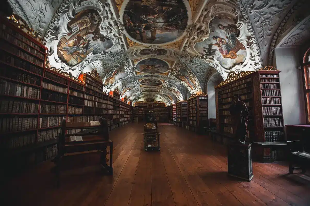 Interno di palazzo storico con arcate e dettagli architettonici in corso di restauro