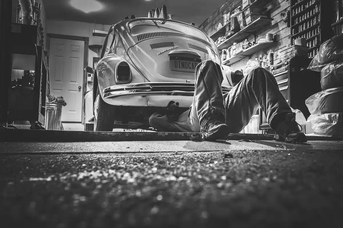Meccanico che lavora su cambio manuale in officina