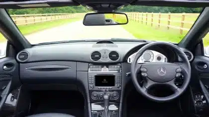 Mano su leva del cambio manuale all'interno di un'auto
