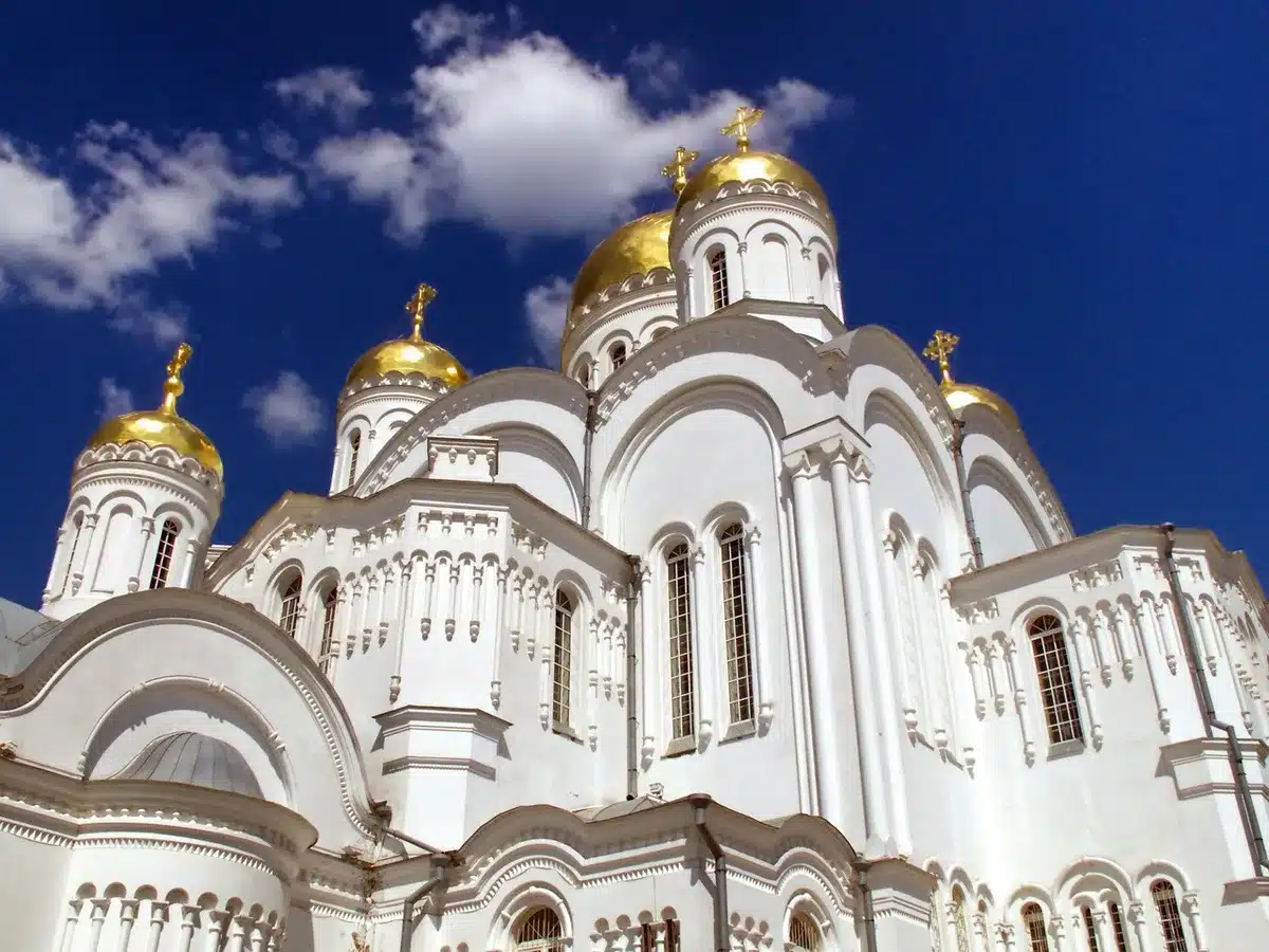 Facciata di un centro culturale in una città russa come Mosca o San Pietroburgo