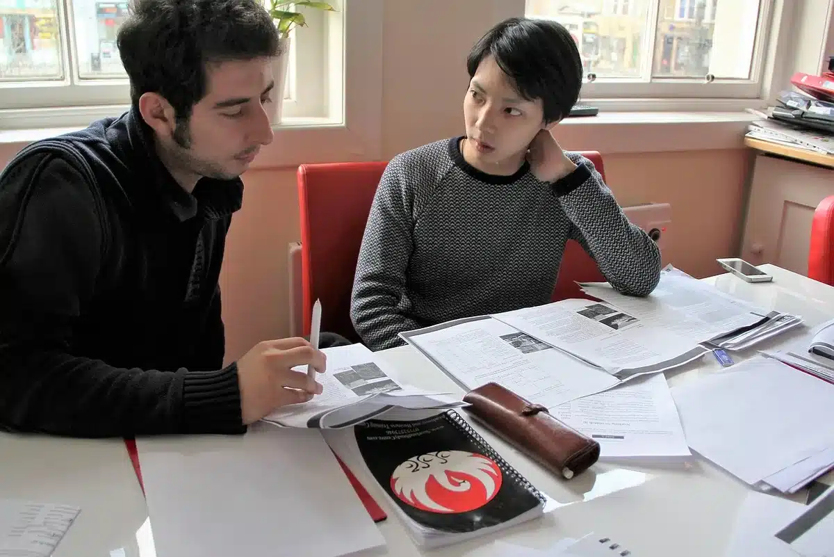 Studenti in aula universitaria al lavoro su progetti culturali