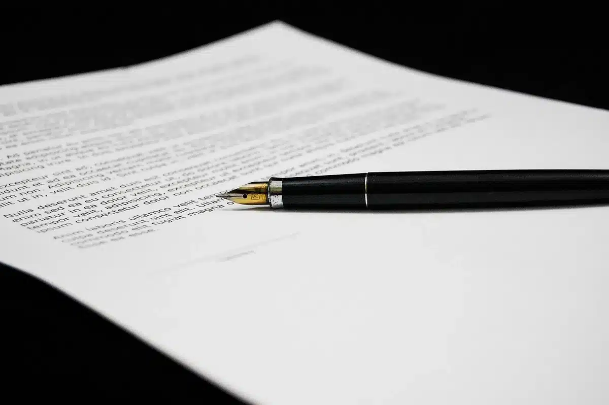 Documenti giudiziari e bilancino su tavolo che rappresentano la sentenza