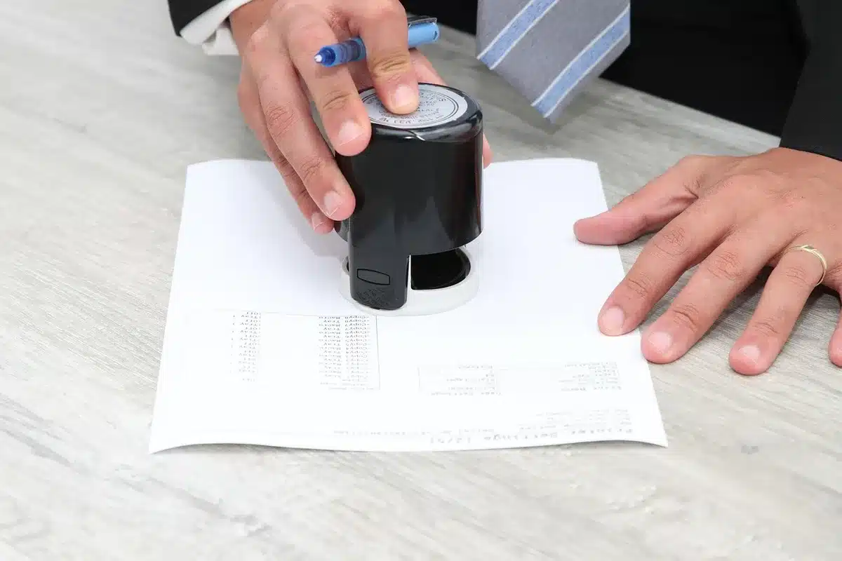 Scrivania con documenti e bandiera neutra che rappresenta attività pubbliche e private