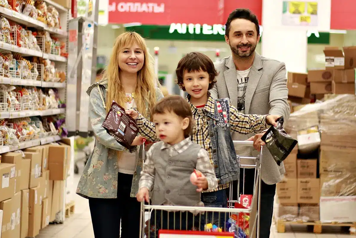 Scaffali di surgelati in un supermercato con confezioni assortite