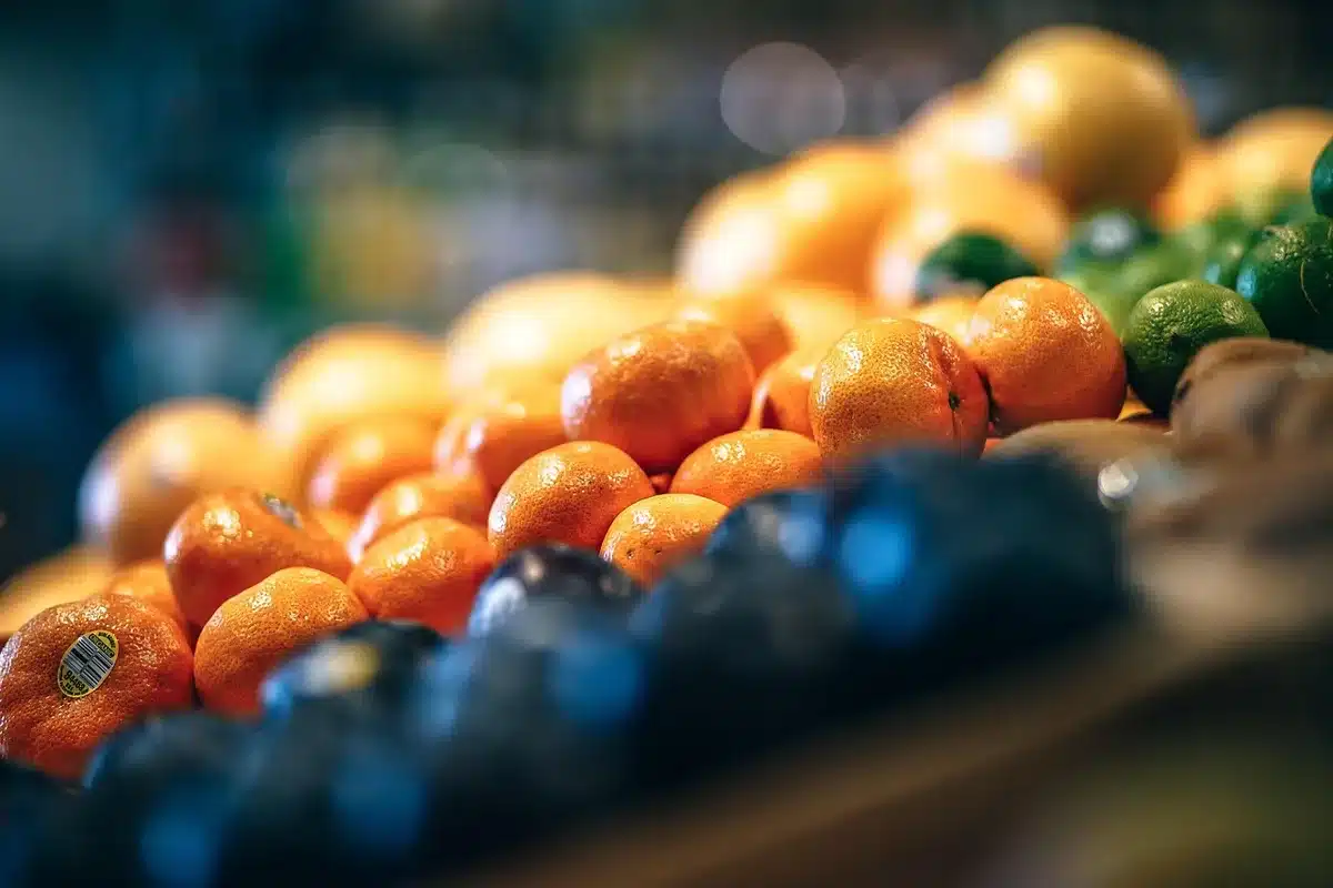 Corsia surgelati di un supermercato con persone silhouette davanti ai banchi congelati