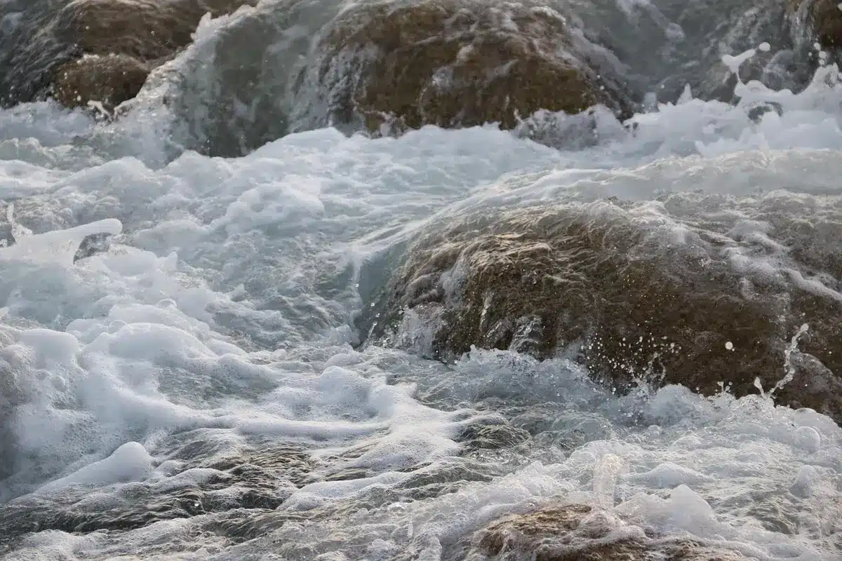Torre costiera erosa dalle onde e dall'avanzata del mare su una costa sabbiosa