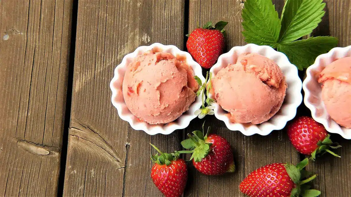 Vasetto di gelato artigianale con packaging di lusso