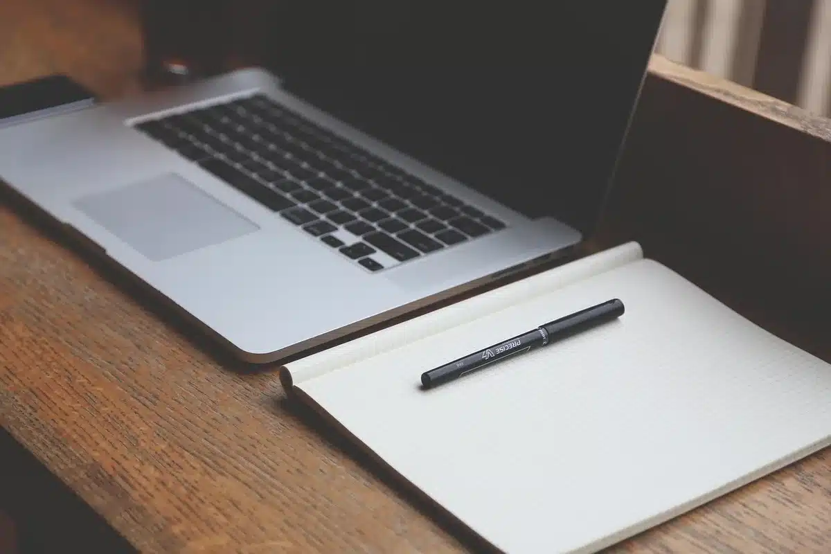 Postazioni vuote in un ufficio moderazione contenuti