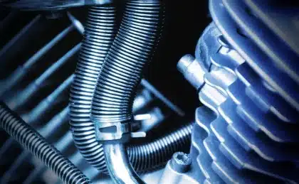 Primo piano dei componenti interni di un motore a due tempi d'epoca, con lubrificazione visibile