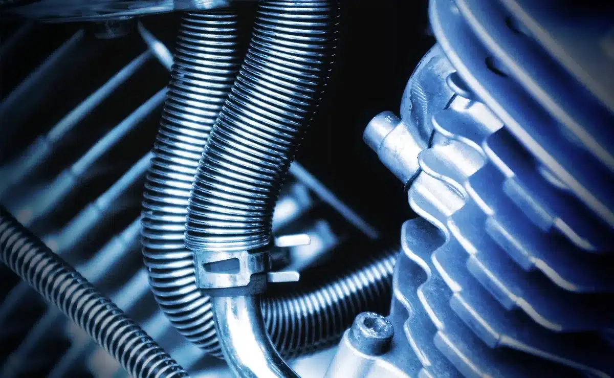 Primo piano dei componenti interni di un motore a due tempi d'epoca, con lubrificazione visibile
