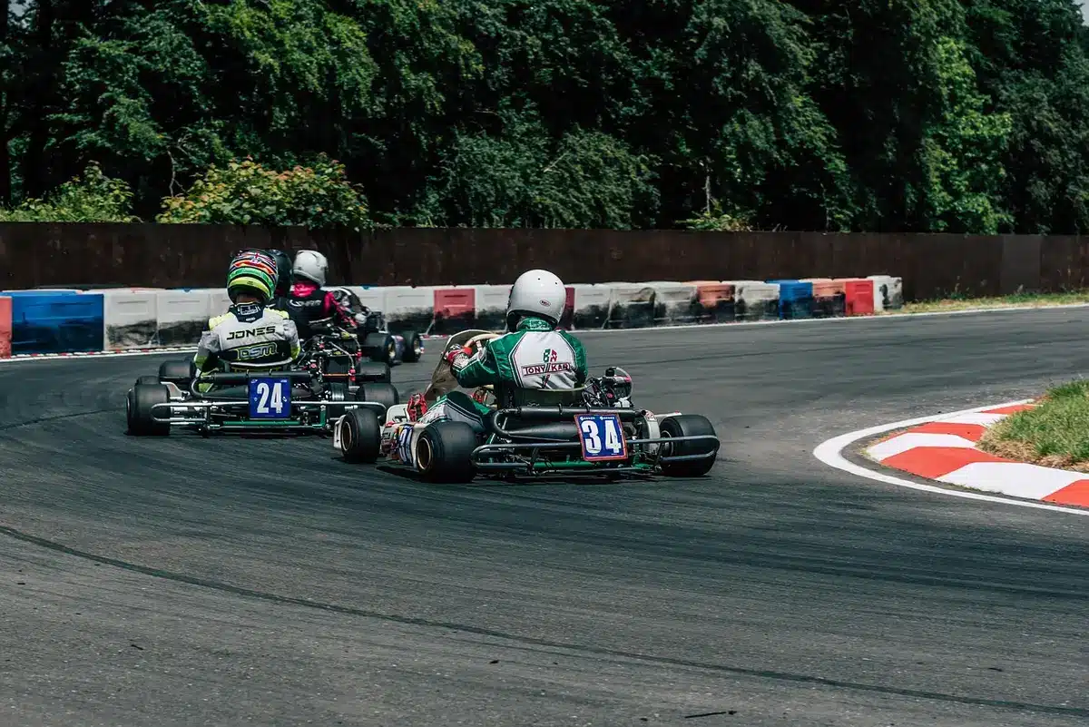 Kart in griglia di partenza sul circuito, vista laterale