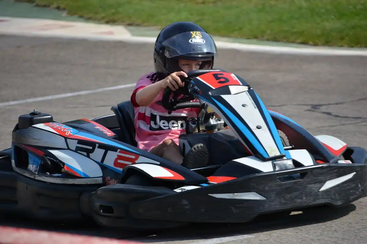 Kart che sorpassa un altro kart in curva, azione di gara
