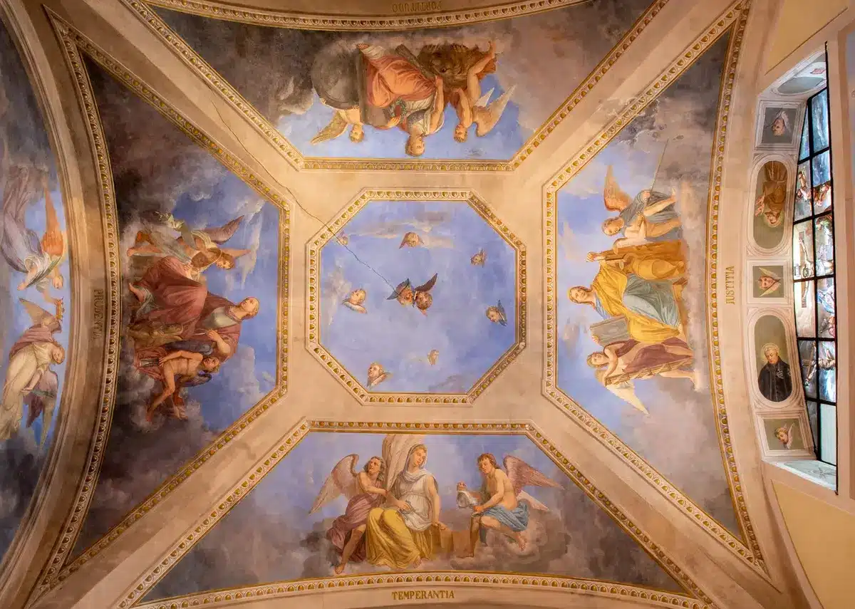 Dettaglio di archi con frammenti di affresco e decorazioni floreali