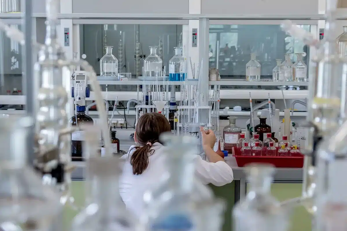 Interno di impianto pilota con bioreattori e attrezzature di laboratorio