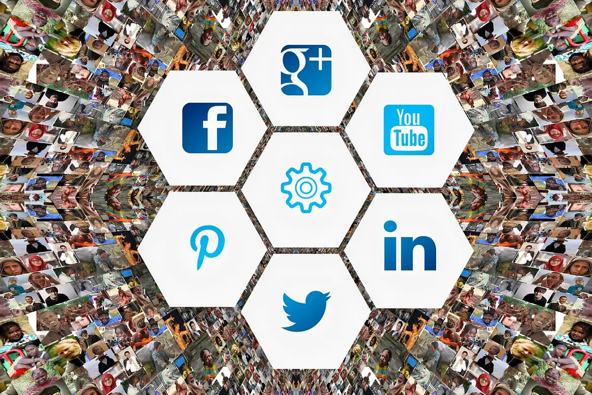Schermate di meme sui social che prendono in giro una statua